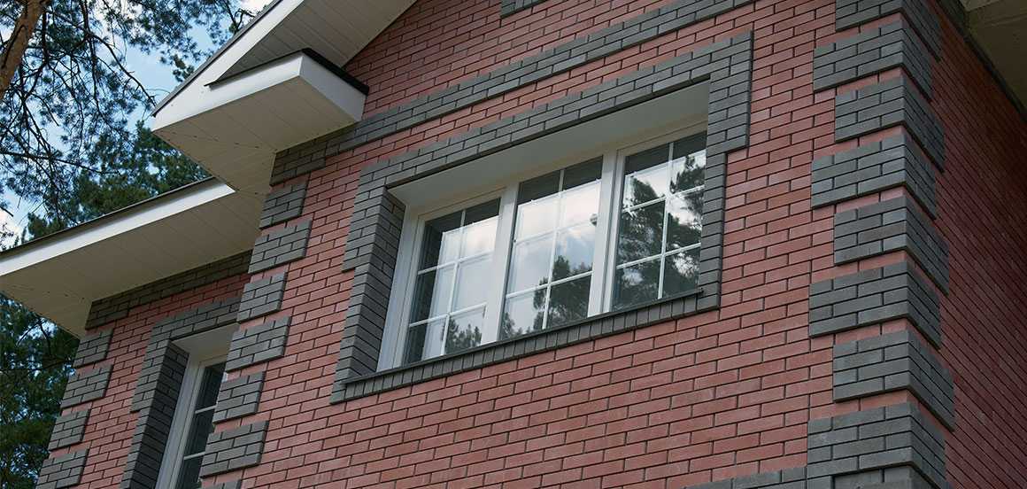 Обрамление окон на фасаде дома (23 фото): отделка сайдингом и кирпичом, молдинги из полиуретана