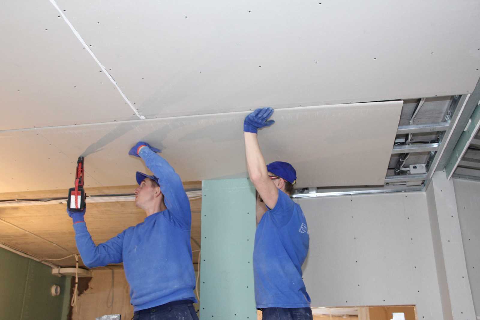 Подготовка поверхности потолка своими руками под покраску, побелку, установку натяжного покрытия и иное, обесточивание электропроводки на стене и другие действия