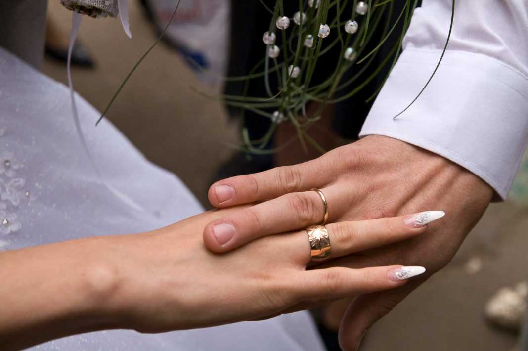 Одинаковые обручальные кольца — дань традиции или суеверия