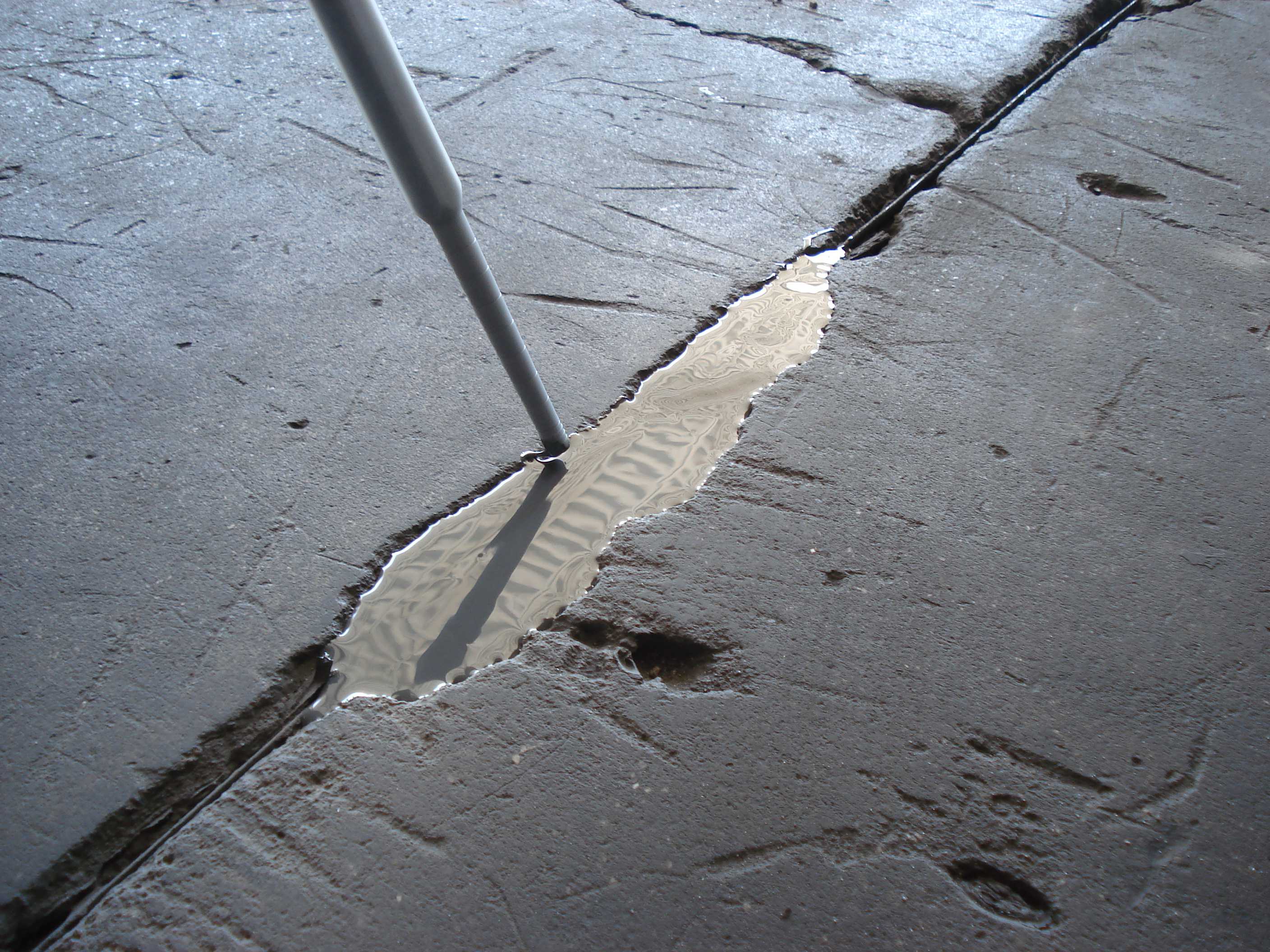 Следующий шаг ремонта квартир, после удаления старых покрытий с рабочих поверхностей — очистка и прогрунтовка трещин.