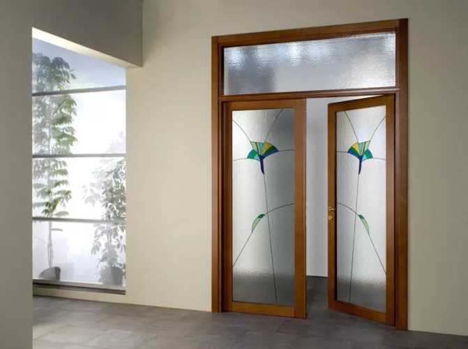 Межкомнатные двери со стеклом в квартире, красивые двери с матовым стеклом посередине и рисунком