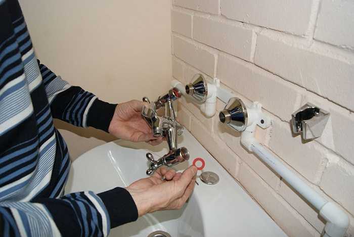 Установка смесителя в ванной: как установить на стену своими руками на оптимальную высоту, монтаж крана в раковину