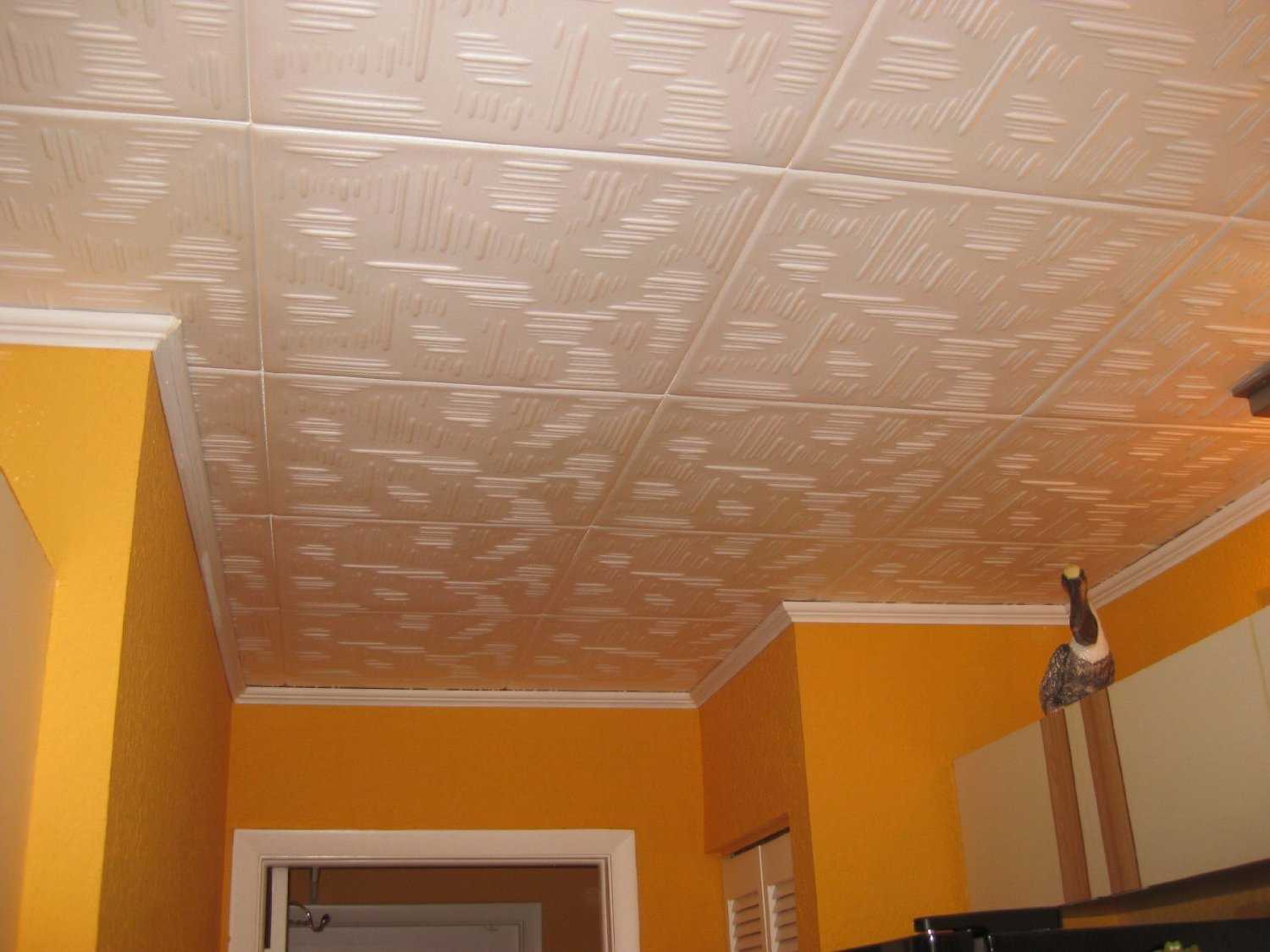 Натяжной потолок представляет собой конструкцию, состоящую из ПВХ покрытия, которое крепится между стенами."