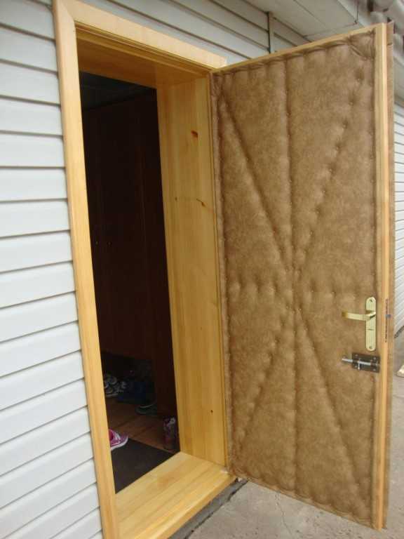 Чем и как утеплить входную дверь в частном доме?