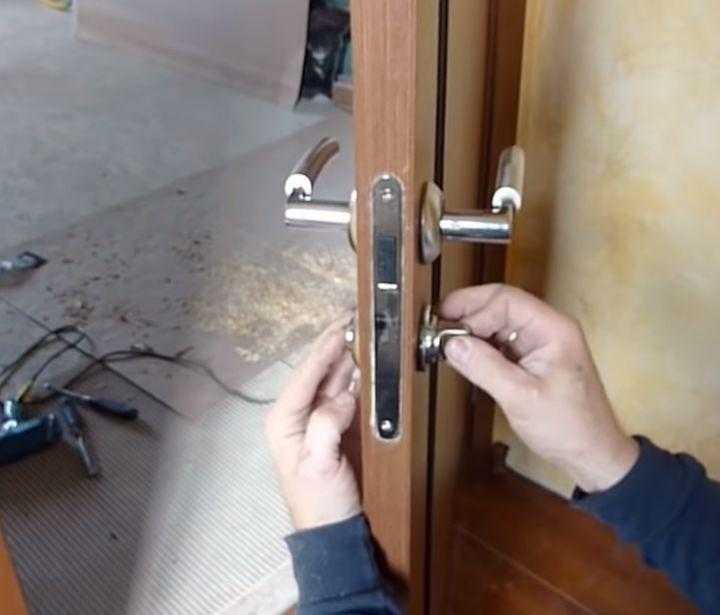 Замена замка на входной металлической двери: установка замка на железную конструкцию, врезка и смена механизма в квартире