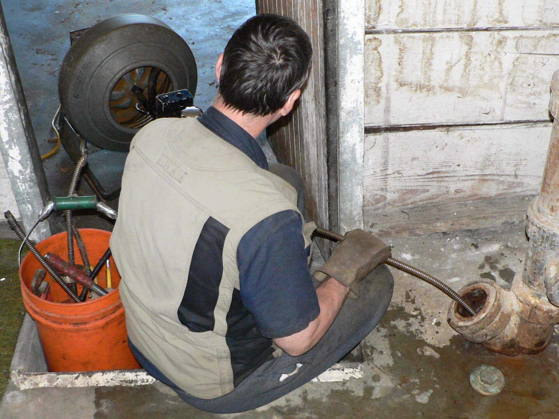 Чем и как прочистить канализационные трубы в частном доме: виды засоров + лучшие методы