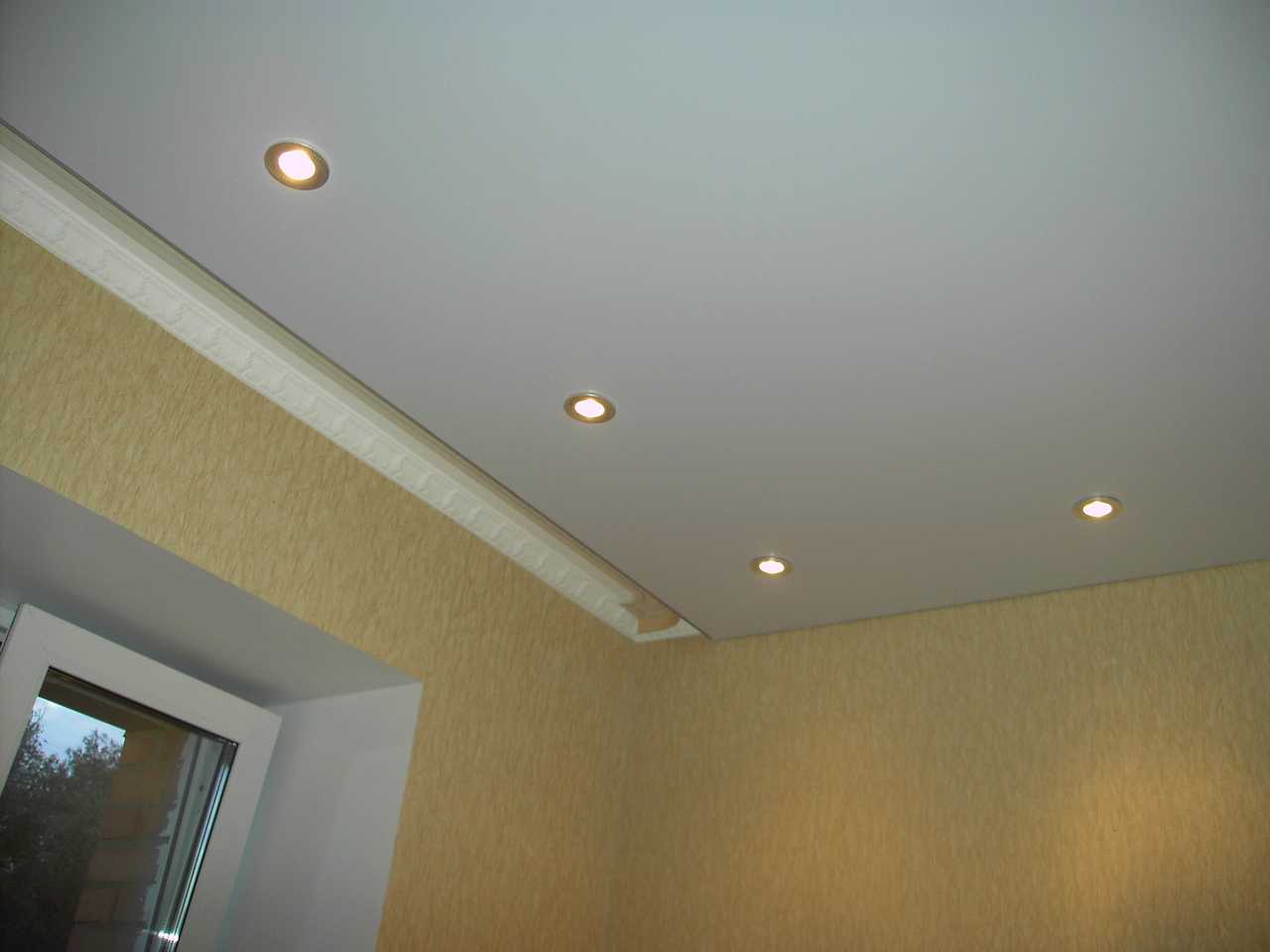 Встраиваемые светильники (83 фото): квадратные модели, встроенные в стену и в пол, с датчиком движения, идеи для лестницы