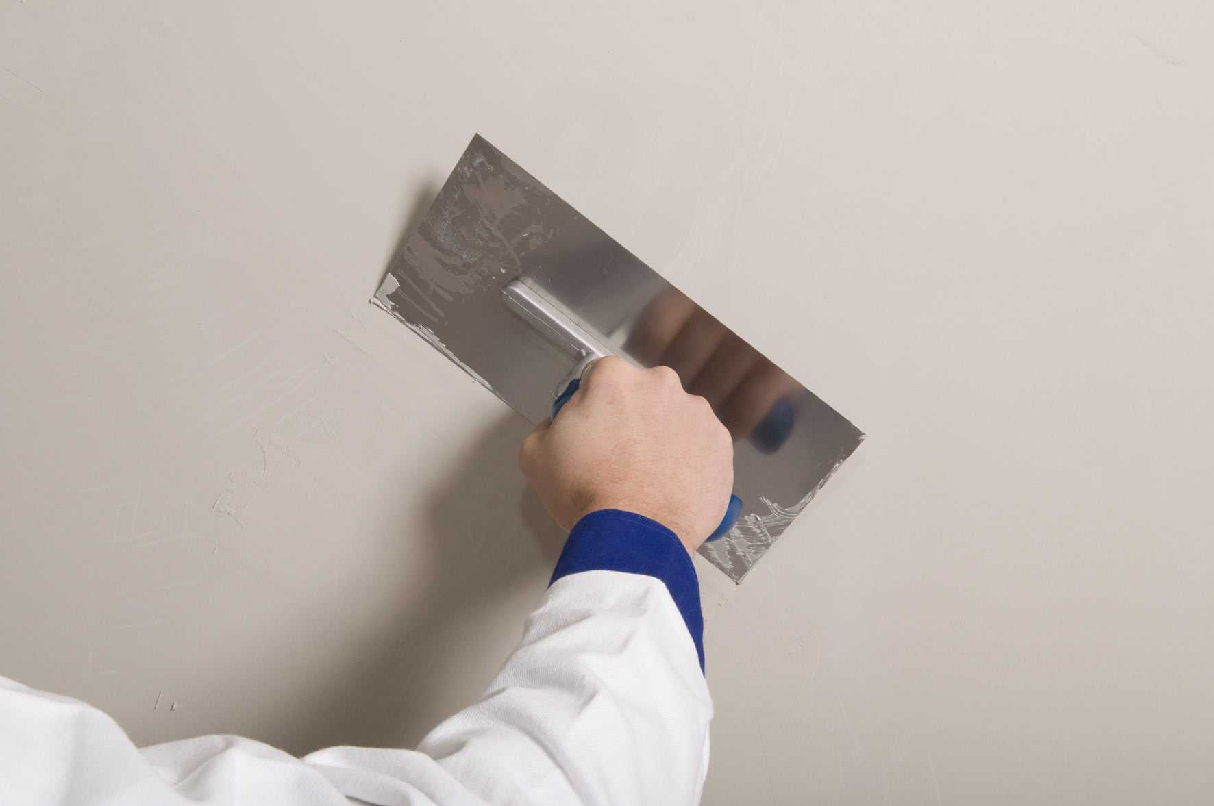 Шпаклевка для стен жидкая: как нанести валиком, наносится ли кистью и варианты быстрого окрашивания поверхности в дальнейшем