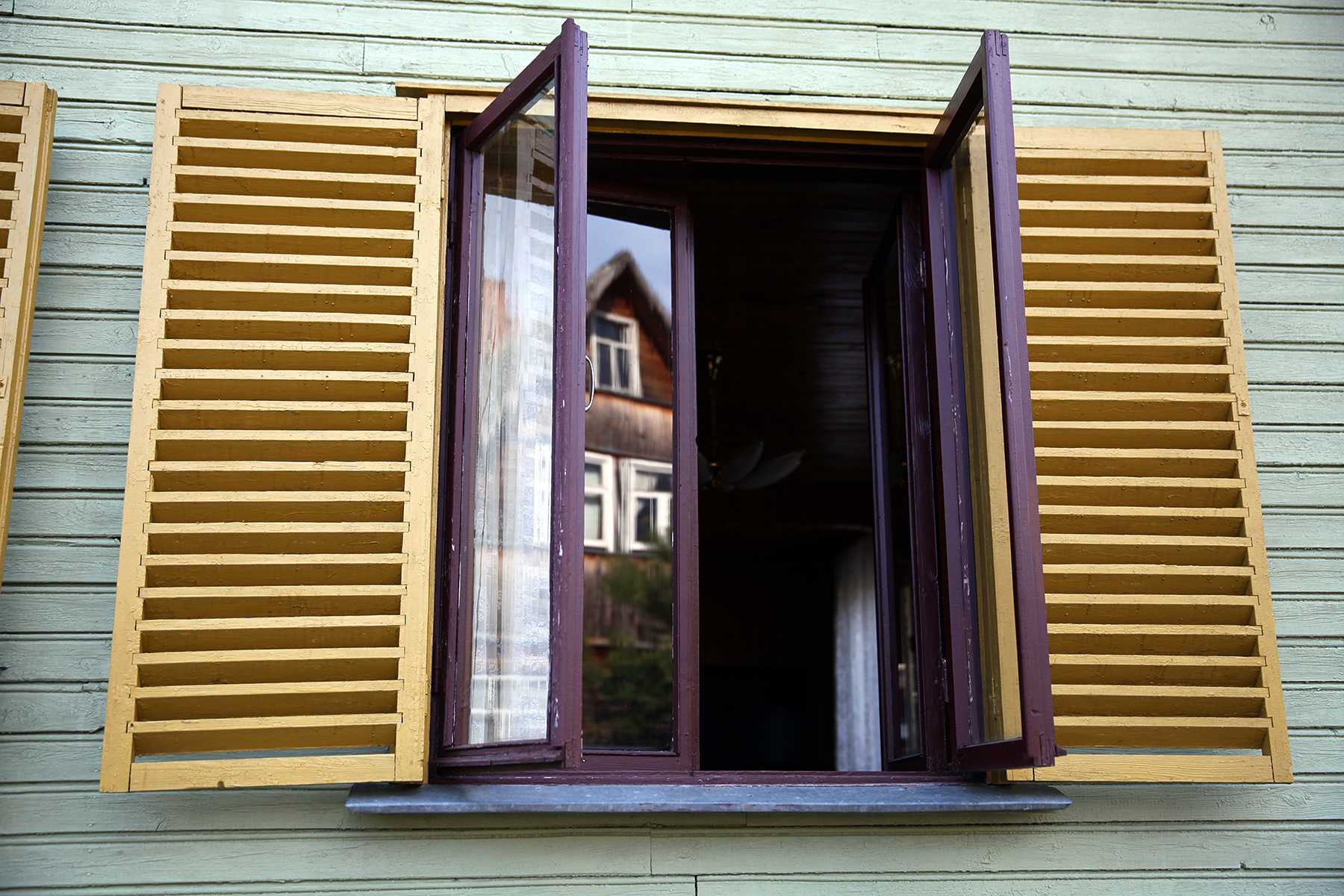 Деревянные ставни на окна своими руками – виды изделий, подготовка инструмента и процесс изготовления