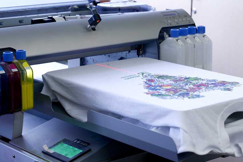 Шелкография на футболках: это что такое, трафаретная печать на ткани