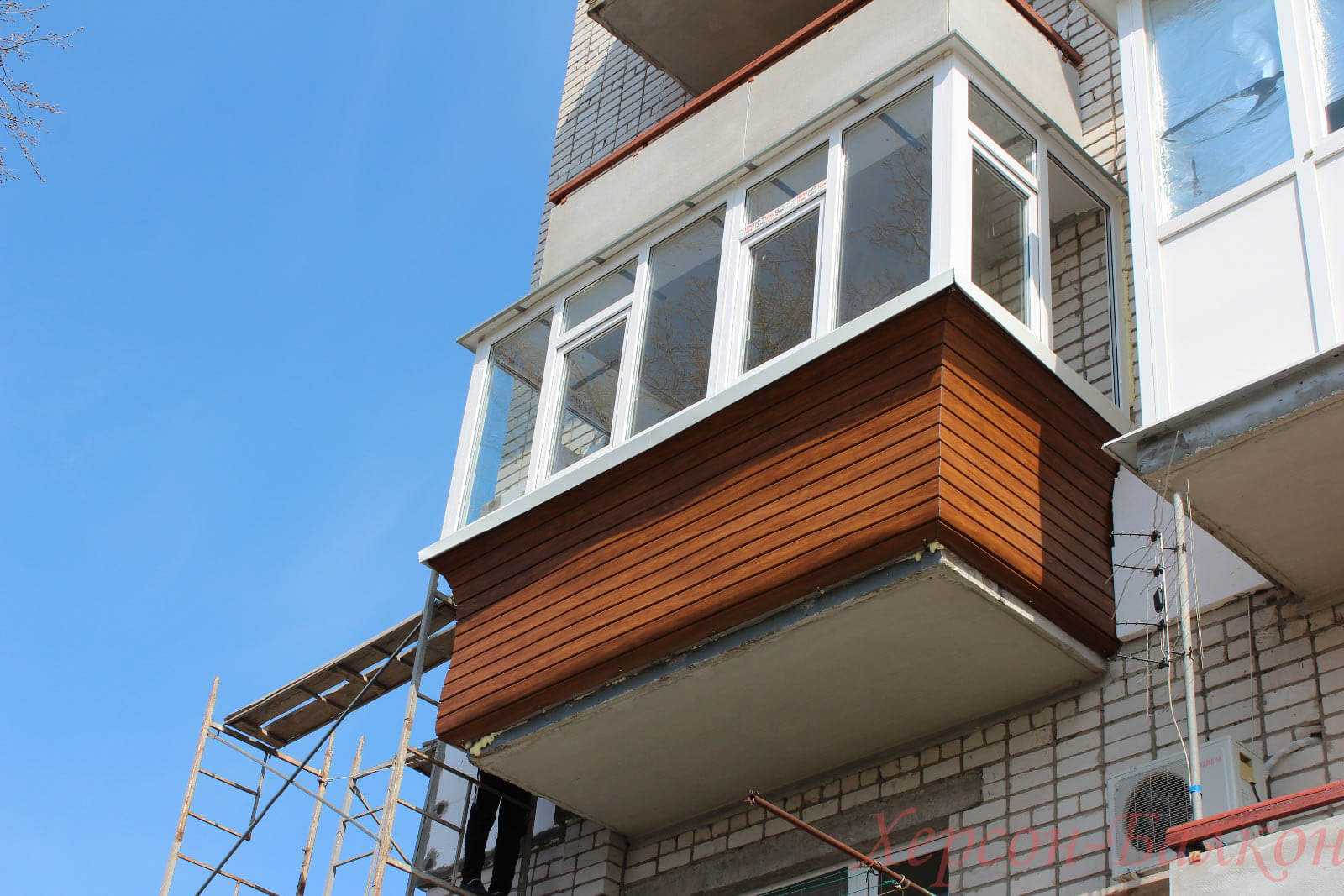 Остекление балкона с выносом (32 фото): как остеклить выносной по полу и с выносом подоконника