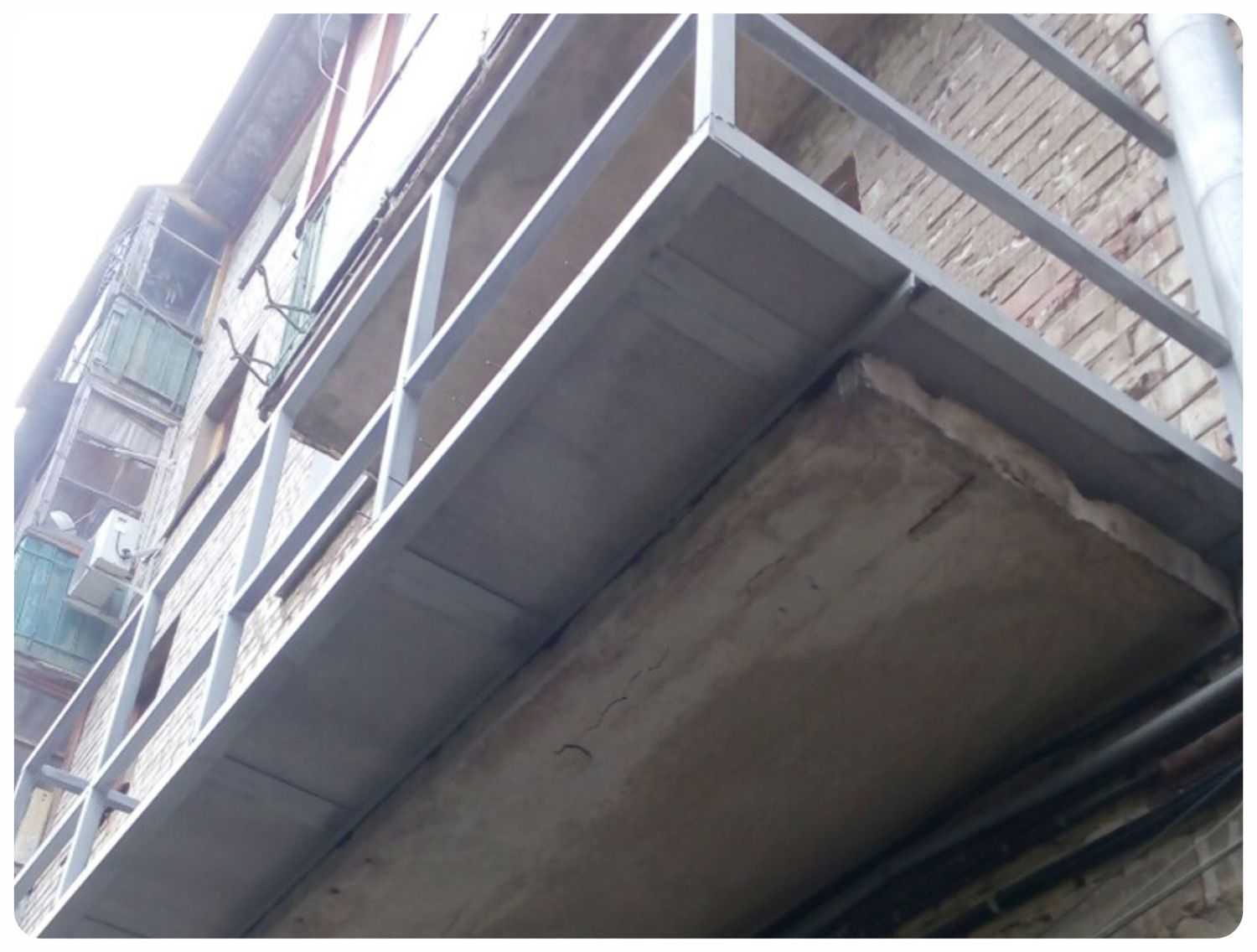 Балкон с выносом (58 фото): металлический балкон с выносом по полу и подоконнику. нужно ли разрешение на выносную лоджию?