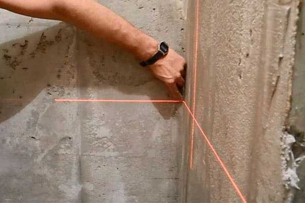 Как выполнить выравнивание стен под обои