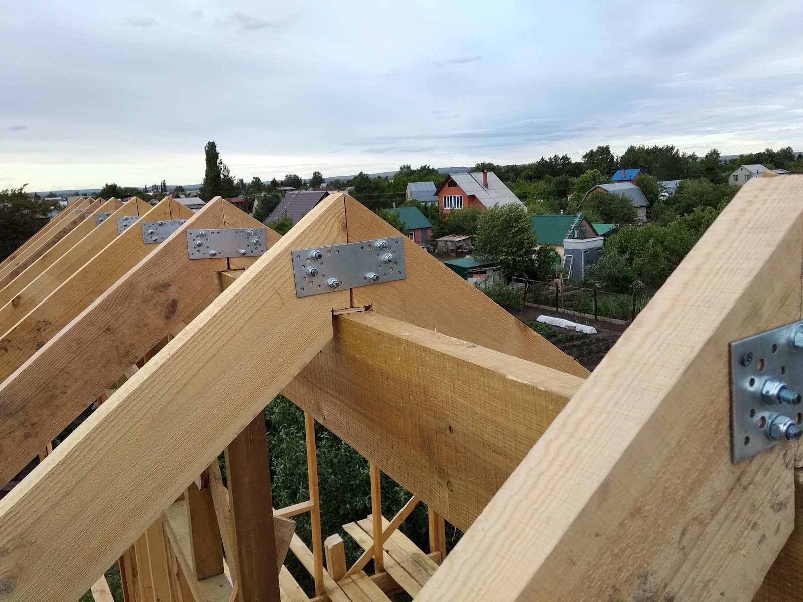 Последовательность строительства крыши дома – этапы работ, примеры на фото