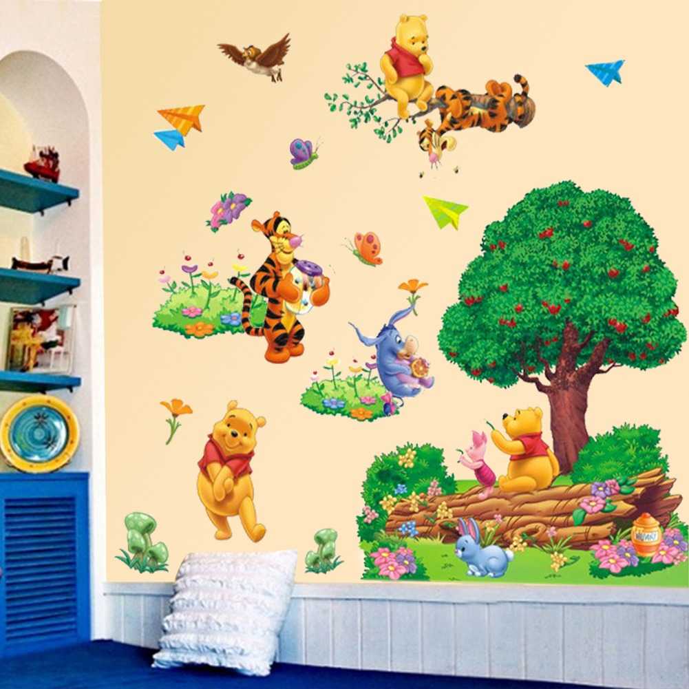 Виниловые наклейки на стену в детскую комнату подразделяются на несколько видов.