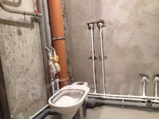 Описание тонкостей о замене труб водоснабжения в ванной комнате