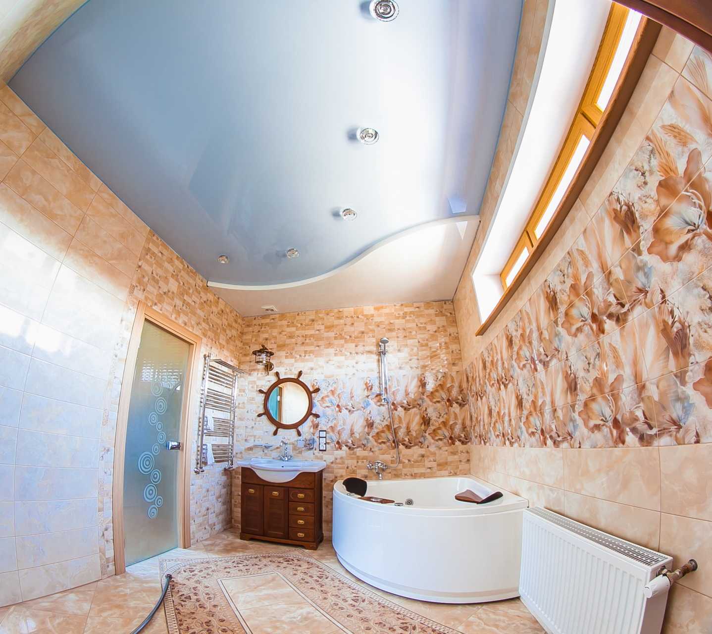 Натяжной потолок можно сделать не только в гостиной, но и ванной комнате. Просто нужно правильно подобрать вид. У него есть свои достоинства и особенности.