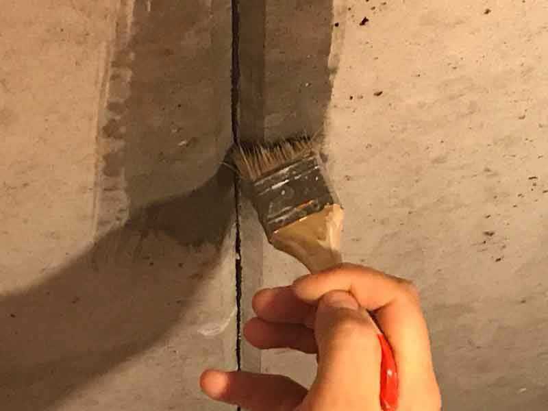 Как заделать трещины в стене квартиры дома? - школа ремонта