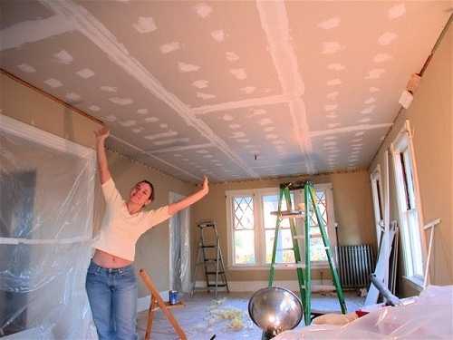 Обычным способом отделки потолочной поверхности считается оклейка обоями. Это самый дешевый вариант, однако требующий больших затрат времени.