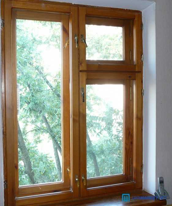 Многие люди до сих пор отдают свое предпочтение деревянным окнам, хотя они требуют намного большего ухода, нежели пластиковые.