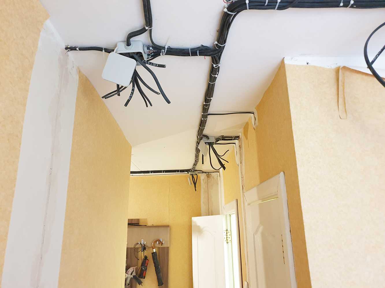 Проводка без штробления стен. замена электропроводки в квартире