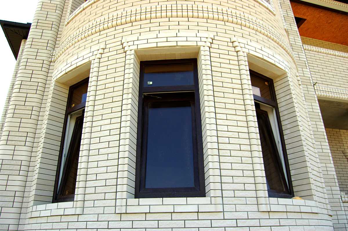 Красивое обрамление окон — оригинальное украшение фасада